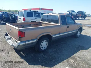 1996 GMC Sonoma SLS w/1SG Pkg with VIN 1GTCS19W3T8529954, listed as a IAAI auction lot 41986273 with 202,669 mi miles. Bid and sale history available at carsss.com. Image 4.