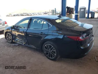 2025 Toyota Camry LE z VIN 4T1DAACK5SU592617, wystawiony jako Copart lot #56370875 z przebiegiem 1 615 mil mil oraz Szkoda całkowita • Salvage title. Historia ofert i sprzedaży dostępna na DreamBid. Obrazek 2.