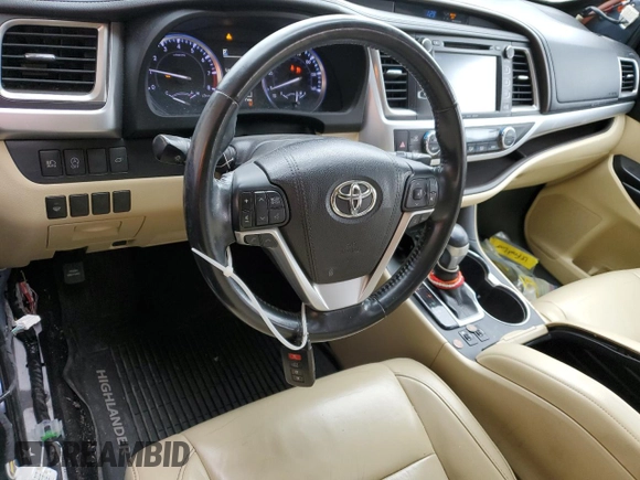 2018 Toyota Highlander SE z VIN 5TDJZRFH8JS840487, wystawiony jako Copart lot #43796995 z przebiegiem 86 997 mil mil oraz Nie do naprawy • Non repairable. Historia ofert i sprzedaży dostępna na DreamBid. Obrazek 8.