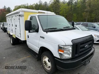 2018 Ford Econoline Commercial z VIN 1FDXE4FS9JDC33221, wystawiony jako Copart lot #56857655 z przebiegiem 111 690 mil mil oraz Tytuł czysty. Historia ofert i sprzedaży dostępna na DreamBid. Obrazek 1.