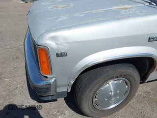 1990 Dodge Dakota z VIN 1B7GL23X0LS642396, wystawiony jako IAAI lot #42359220 z przebiegiem 177 562 mil mil oraz . Historia ofert i sprzedaży dostępna na DreamBid. Obrazek 6.