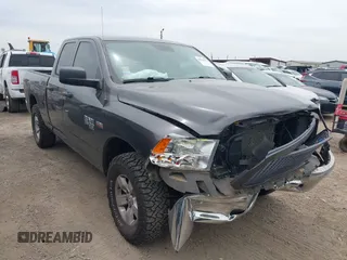 2020 Ram 1500 Tradesman z VIN 1C6RR6FT7LS146154, wystawiony jako IAAI lot #42040792 z przebiegiem 42 611 mil mil oraz . Historia ofert i sprzedaży dostępna na DreamBid. Obrazek 1.