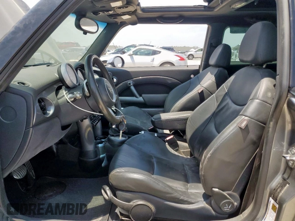 2005 MINI Hardtop S z VIN WMWRE33435TG95329, wystawiony jako Copart lot #56890015 z przebiegiem 47 985 mil mil oraz Czysty tytuł • Clean title. Historia ofert i sprzedaży dostępna na DreamBid. Obrazek 7.