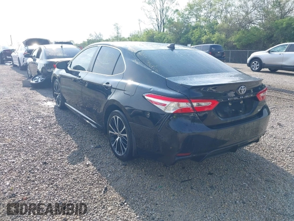 2020 Toyota Camry SE z VIN 4T1G11AK7LU970275, wystawiony jako IAAI lot #42149780 z przebiegiem 67 969 mil mil oraz . Historia ofert i sprzedaży dostępna na DreamBid. Obrazek 3.