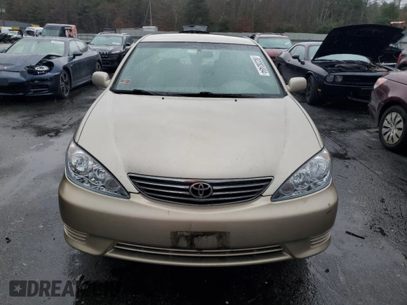 2005 Toyota Camry STD z VIN 4T1BE32K55U629355, wystawiony jako Copart lot #82282494 z przebiegiem 297 925 mil mil oraz Czysty tytuł • Clean title. Historia ofert i sprzedaży dostępna na DreamBid. Obrazek 5.