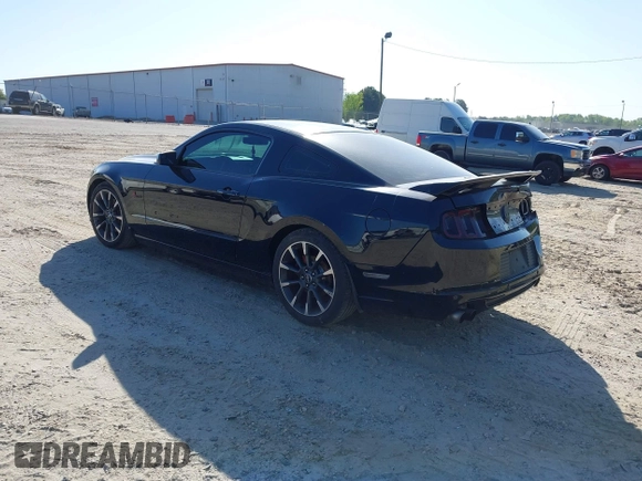 2013 Ford Mustang GT z VIN 1ZVBP8CF2D5284157, wystawiony jako IAAI lot #42050829 z przebiegiem 147 221 mil mil oraz . Historia ofert i sprzedaży dostępna na DreamBid. Obrazek 3.