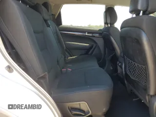2014 Kia Sorento LX z VIN 5XYKT3A65EG443704, wystawiony jako Copart lot #50705745 z przebiegiem 132 339 mil mil oraz Szkoda całkowita • Salvage title. Historia ofert i sprzedaży dostępna na DreamBid. Obrazek 11.