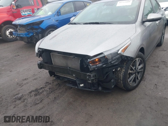 2023 Kia Forte LXS z VIN 3KPF24ADXPE544309, wystawiony jako IAAI lot #41722008 z przebiegiem 61 154 mil mil oraz . Historia ofert i sprzedaży dostępna na DreamBid. Obrazek 6.