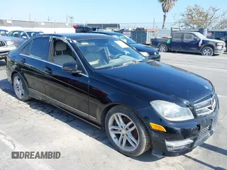 2014 Mercedes-Benz C 250 Sport z VIN WDDGF4HBXEA942915, wystawiony jako IAAI lot #42372261 z przebiegiem 103 822 mil mil oraz . Historia ofert i sprzedaży dostępna na DreamBid. Obrazek 1.