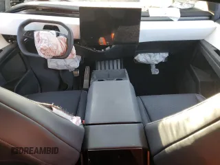 2024 Tesla Cybertruck Cyberbeast z VIN 7G2CEHEE3RA017028, wystawiony jako Copart lot #80123944 z przebiegiem 4 335 mil mil oraz Szkoda całkowita • Salvage title. Historia ofert i sprzedaży dostępna na DreamBid. Obrazek 8.
