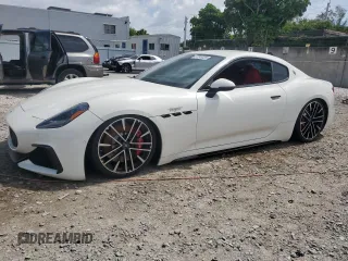 2024 Maserati GranTurismo z VIN ZAMBMVDB6RX441363, wystawiony jako Copart lot #57343425 z przebiegiem 376 mil mil oraz Nie do naprawy • Non repairable. Historia ofert i sprzedaży dostępna na DreamBid. Obrazek 1.