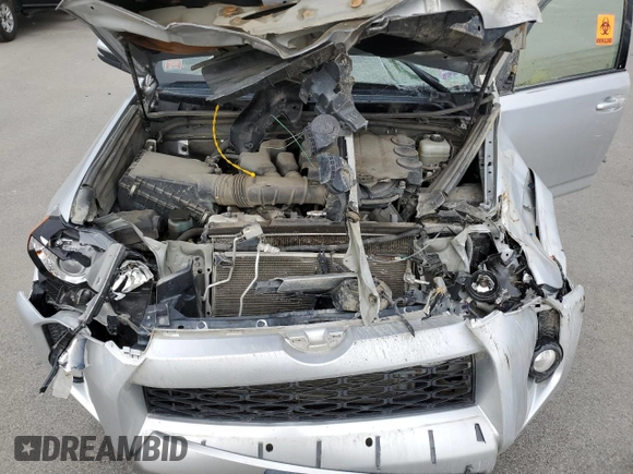 2018 Toyota 4Runner SR5 z VIN JTEBU5JR7J5579821, wystawiony jako Copart lot #56199925 z przebiegiem Nie podano mil oraz Szkoda całkowita • Salvage title. Historia ofert i sprzedaży dostępna na DreamBid. Obrazek 12.