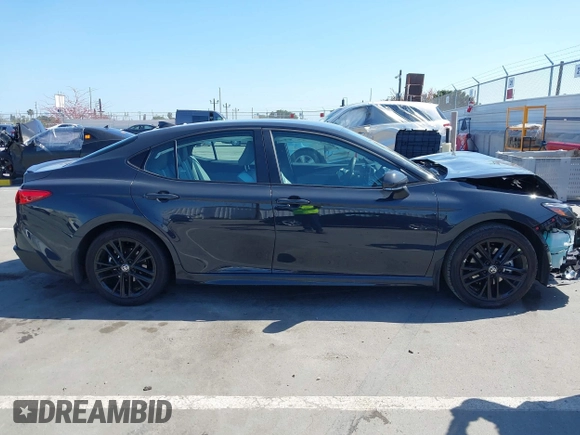 2025 Toyota Camry LE z VIN 4T1DAACK8SU570482, wystawiony jako IAAI lot #42152727 z przebiegiem 4 625 mil mil oraz . Historia ofert i sprzedaży dostępna na DreamBid. Obrazek 13.