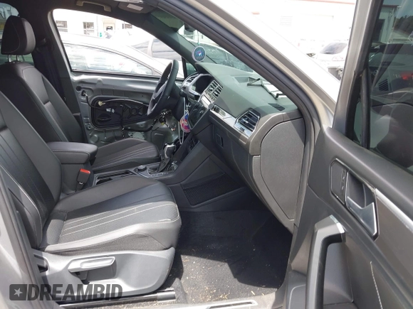 2022 Volkswagen Tiguan SE R-Line Black z VIN 3VV8B7AX9NM093043, wystawiony jako IAAI lot #42290191 z przebiegiem 55 136 mil mil oraz . Historia ofert i sprzedaży dostępna na DreamBid. Obrazek 5.