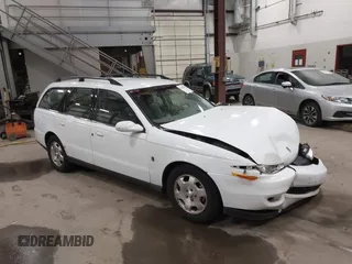 2000 Saturn LW z VIN 1G8JW82R9YY616400, wystawiony jako IAAI lot #41665959 z przebiegiem 81 553 mil mil oraz . Historia ofert i sprzedaży dostępna na DreamBid. Obrazek 1.