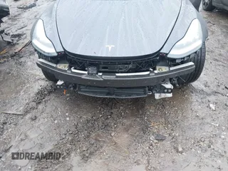 2020 Tesla Model 3 Long Range z VIN 5YJ3E1EBXLF770064, wystawiony jako IAAI lot #41424909 z przebiegiem 96 972 mil mil oraz . Historia ofert i sprzedaży dostępna na DreamBid. Obrazek 6.