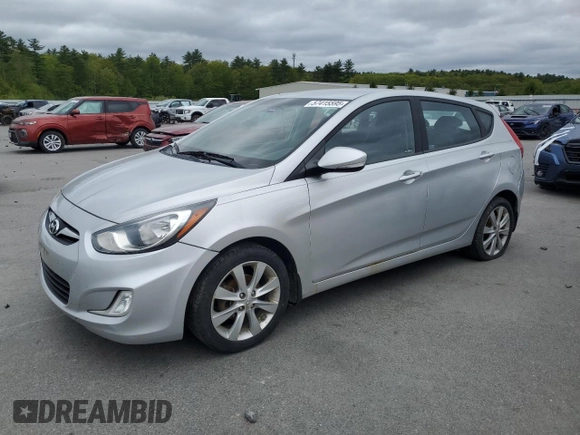 2013 Hyundai Accent SE z VIN KMHCU5AE2DU118005, wystawiony jako Copart lot #57415595 z przebiegiem 123 865 mil mil oraz Czysty tytuł • Clean title. Historia ofert i sprzedaży dostępna na DreamBid. Obrazek 1.