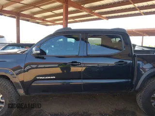 2017 Toyota Tacoma SR5 z VIN 3TMCZ5AN0HM110825, wystawiony jako IAAI lot #42297408 z przebiegiem 126 769 mil mil oraz . Historia ofert i sprzedaży dostępna na DreamBid. Obrazek 14.