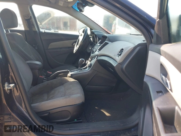 2014 Chevrolet Cruze 1LT z VIN 1G1PC5SB5E7245983, wystawiony jako IAAI lot #42552033 z przebiegiem 168 310 mil mil oraz . Historia ofert i sprzedaży dostępna na DreamBid. Obrazek 5.