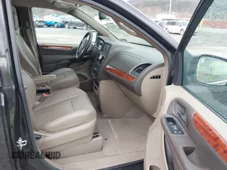 2014 Chrysler Town & Country Touring with VIN 2C4RC1BG4ER469409, listed as a IAAI auction lot 41919315 with 135,894 mi miles. Bid and sale history available at carsss.com. Image 5.