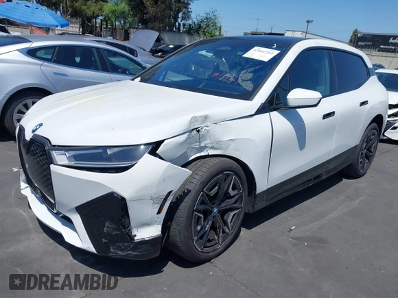 2025 BMW iX xDrive50 z VIN WB523CF07SCT17117, wystawiony jako IAAI lot #42042262 z przebiegiem 7 485 mil mil oraz . Historia ofert i sprzedaży dostępna na DreamBid. Obrazek 19.