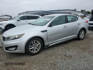 2012 Kia Optima LX z VIN 5XXGM4A73CG033597, wystawiony jako Copart lot #59585515 z przebiegiem 141 577 mil mil oraz Szkoda całkowita • Salvage title. Historia ofert i sprzedaży dostępna na DreamBid. Obrazek 1.