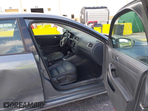 2011 Volkswagen Jetta Sedan SE w/Convenience & Sunroof with VIN 3VWDX7AJ9BM306477, listed as a IAAI auction lot 42144071 with 139,970 mi miles. Bid and sale history available at carsss.com. Image 5.