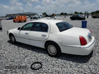 1999 Lincoln Town Car Executive z VIN 1LNHM81WXXY627319, wystawiony jako Copart lot #60830165 z przebiegiem 122 118 mil mil oraz Szkoda całkowita • Salvage title. Historia ofert i sprzedaży dostępna na DreamBid. Obrazek 2.