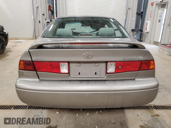2000 Toyota Camry CE z VIN JT2BG22K8Y0445766, wystawiony jako Copart lot #55927725 z przebiegiem Nie podano mil oraz Czysty tytuł • Clean title. Historia ofert i sprzedaży dostępna na DreamBid. Obrazek 6.