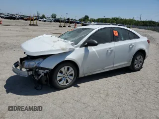 2015 Chevrolet Cruze LS z VIN 1G1PA5SG4F7291078, wystawiony jako Copart lot #56456175 z przebiegiem 125 857 mil mil oraz Szkoda całkowita • Salvage title. Historia ofert i sprzedaży dostępna na DreamBid. Obrazek 1.