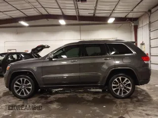 2017 Jeep Grand Cherokee Overland z VIN 1C4RJFCG6HC641812, wystawiony jako IAAI lot #42053404 z przebiegiem 129 184 mil mil oraz . Historia ofert i sprzedaży dostępna na DreamBid. Obrazek 14.
