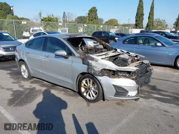 2019 Ford Fusion SE with VIN 3FA6P0LU9KR261608, listed as a IAAI auction lot 41610090 with Not Provided miles. Bid and sale history available at carsss.com. Image 1.