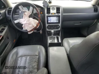 2005 Chrysler 300 C z VIN 2C3JA63H85H560944, wystawiony jako Copart lot #61142485 z przebiegiem 141 753 mil mil oraz Szkoda całkowita • Salvage title. Historia ofert i sprzedaży dostępna na DreamBid. Obrazek 8.
