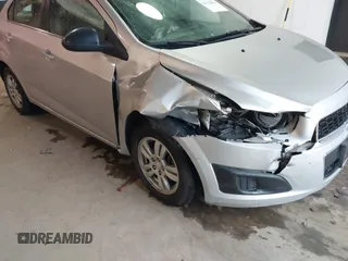 2016 Chevrolet Sonic LT z VIN 1G1JC5SH0G4138189, wystawiony jako IAAI lot #41732801 z przebiegiem 160 903 mil mil oraz . Historia ofert i sprzedaży dostępna na DreamBid. Obrazek 6.