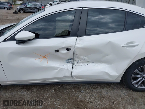 2021 Mazda 3 S z VIN JM1BPAAL6M1310589, wystawiony jako IAAI lot #41889766 z przebiegiem 42 325 mil mil oraz . Historia ofert i sprzedaży dostępna na DreamBid. Obrazek 6.
