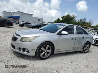 2014 Chevrolet Cruze 2LT z VIN 1G1PE5SBXE7201598, wystawiony jako Copart lot #59310675 z przebiegiem 113 273 mil mil oraz Szkoda całkowita • Salvage title. Historia ofert i sprzedaży dostępna na DreamBid. Obrazek 1.