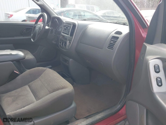 2003 Ford Escape XLT Popular with VIN 1FMYU03183KA25020, listed as a IAAI auction lot 41519021 with 179,737 mi miles. Bid and sale history available at carsss.com. Image 5.