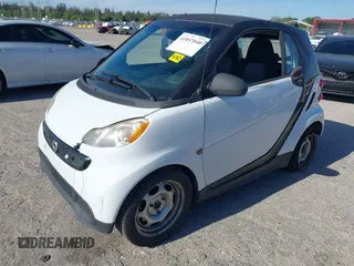 2013 Smart fortwo Pure z VIN WMEEJ3BA5DK619182, wystawiony jako IAAI lot #41857040 z przebiegiem 84 840 mil mil oraz . Historia ofert i sprzedaży dostępna na DreamBid. Obrazek 18.