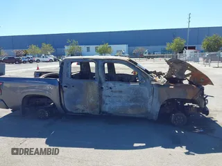 2023 Nissan Frontier SV z VIN 1N6ED1EJ1PN621145, wystawiony jako IAAI lot #41881254 z przebiegiem Nie podano mil oraz . Historia ofert i sprzedaży dostępna na DreamBid. Obrazek 13.