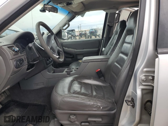 2002 Ford Explorer XLT z VIN 1FMDU63WX2UB87151, wystawiony jako Copart lot #84972404 z przebiegiem 210 571 mil mil oraz Szkoda całkowita • Salvage title. Historia ofert i sprzedaży dostępna na DreamBid. Obrazek 7.