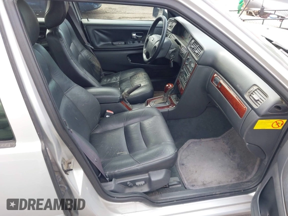 2000 Volvo S70 z VIN YV1LS56D0Y2667630, wystawiony jako IAAI lot #41898687 z przebiegiem 188 666 mil mil oraz . Historia ofert i sprzedaży dostępna na DreamBid. Obrazek 5.