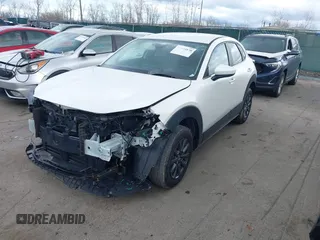 2023 Mazda CX-30 S z VIN 3MVDMBAM6PM572425, wystawiony jako IAAI lot #41833170 z przebiegiem 18 307 mil mil oraz . Historia ofert i sprzedaży dostępna na DreamBid. Obrazek 2.