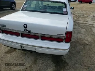 1997 Lincoln Town Car Signature z VIN 1LNLM82W1VY673577, wystawiony jako Copart lot #49160595 z przebiegiem 221 129 mil mil oraz Nie do naprawy • Non repairable. Historia ofert i sprzedaży dostępna na DreamBid. Obrazek 11.