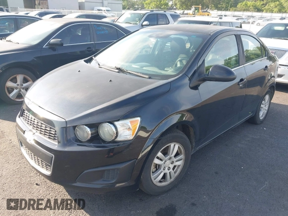 2016 Chevrolet Sonic LT z VIN 1G1JC5SH0G4108237, wystawiony jako IAAI lot #42413352 z przebiegiem 196 185 mil mil oraz . Historia ofert i sprzedaży dostępna na DreamBid. Obrazek 2.