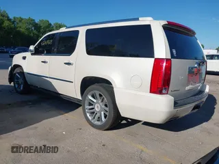 2013 Cadillac Escalade ESV Platinum Edition z VIN 1GYS4KEF2DR153626, wystawiony jako IAAI lot #42269429 z przebiegiem 252 875 mil mil oraz . Historia ofert i sprzedaży dostępna na DreamBid. Obrazek 3.
