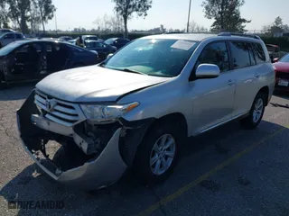 2011 Toyota Highlander with VIN 5TDZK3EH4BS039725, listed as a IAAI auction lot 41434516 with 220,992 mi miles. Bid and sale history available at carsss.com. Image 17.