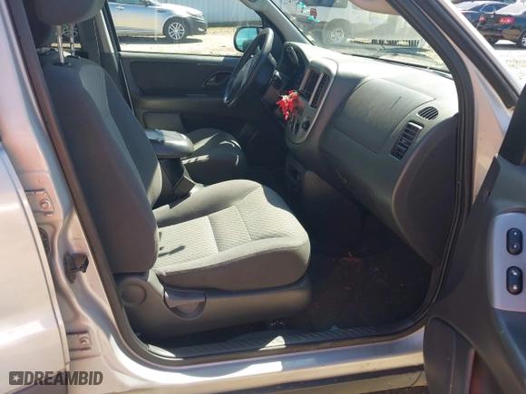 2003 Ford Escape XLT Popular with VIN 1FMYU03103KC87839, listed as a IAAI auction lot 41831997 with 241,204 mi miles. Bid and sale history available at carsss.com. Image 5.