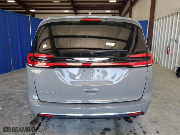 2022 Chrysler Pacifica Touring L with VIN 2C4RC1BG1NR218329, listed as a Copart auction lot 53252715 with 62,868 mi miles and Clean Title. Bid and sale history available at carsss.com. Image 6.