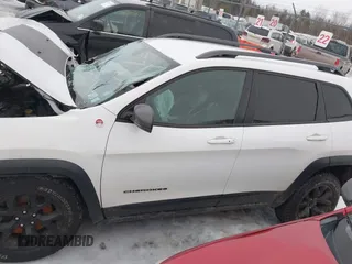 2019 Jeep Cherokee Trailhawk Elite with VIN 1C4PJMBX0KD362287, listed as a IAAI auction lot 41656425 with 87,641 mi miles. Bid and sale history available at carsss.com. Image 14.