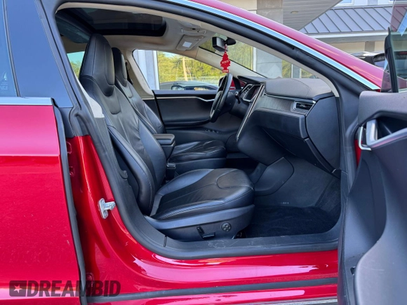2013 Tesla Model S with VIN 5YJSA1CG5DFP18929, listed as a Copart auction lot 67245595 with 111,151 mi miles and Clean title. Bid and sale history available at DreamBid. Image 5.